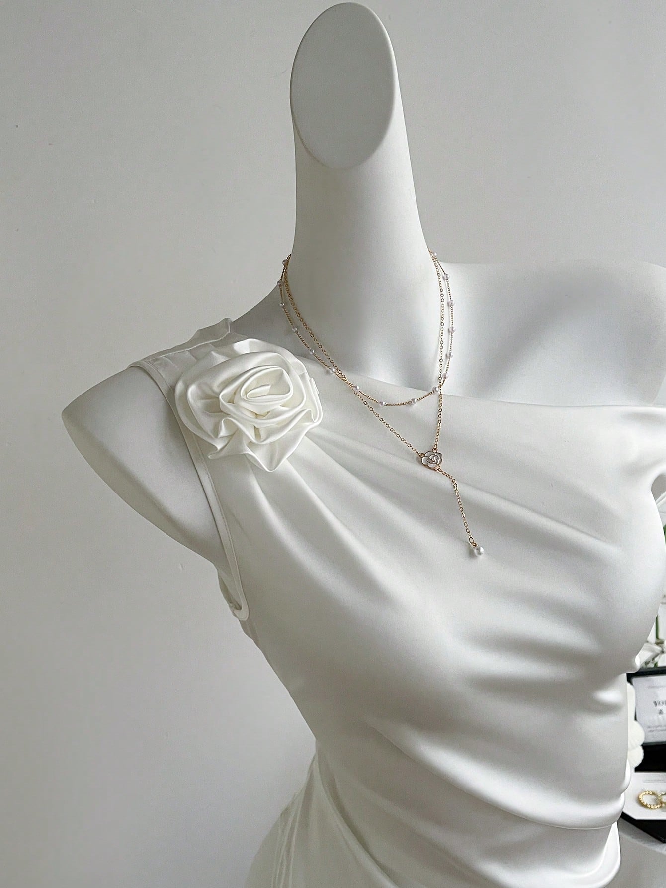 HW3482 3D Floral Oblique Collar Sleeveless Slim Fit Blouse