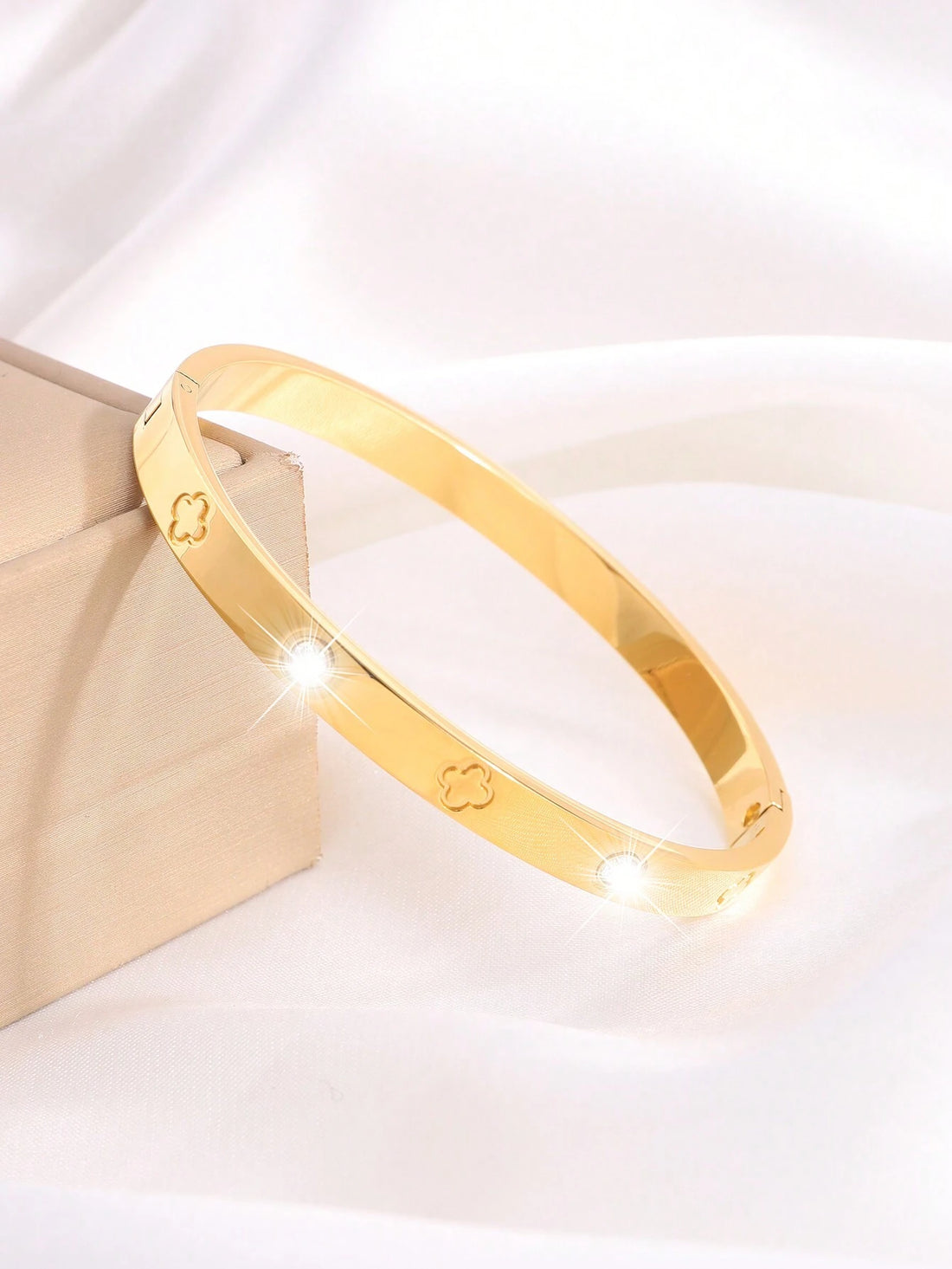 WZ0014	Camhanno 1 Piece Of Elegant And Fashionable Stainless Steel Four-Leaf Flower Rhinestone And Four-Leaf Flower Nail Bracelet Is Suitable For Daily Wear, Holiday Girlfriend Valentines,Mom,Mother,Mother's Day,Gift
