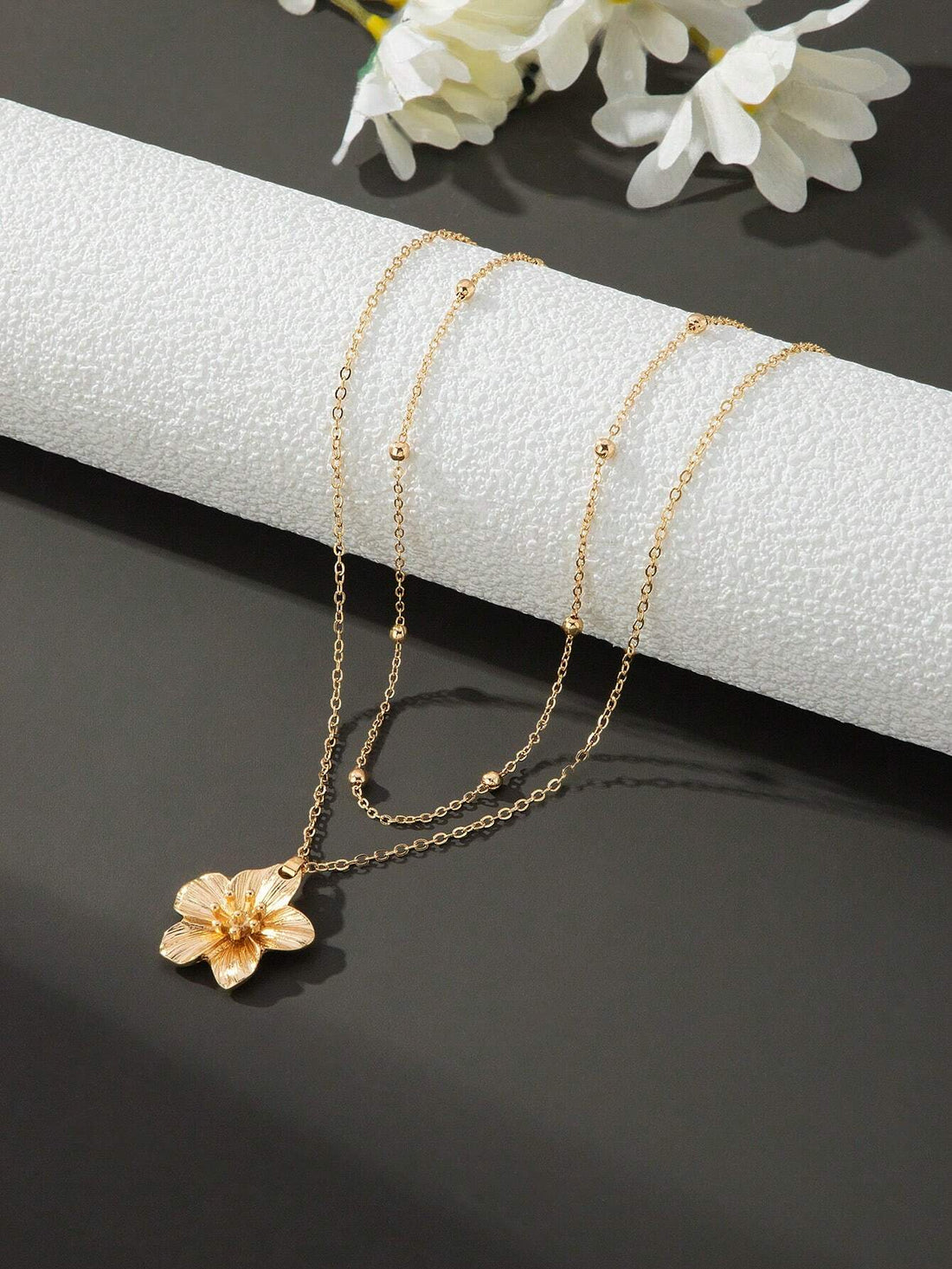 1pc Vacation Style 5-Leaf Flower Gold Pendant Necklace, Wedding Gift For Women